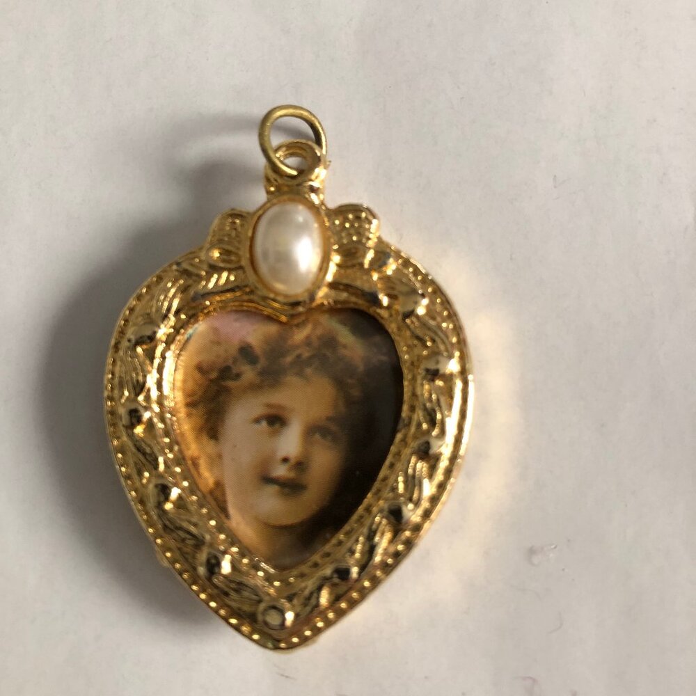 Mini heart shaped picture frame pendent gold tone metal made in Taiwan 3cm x4cm